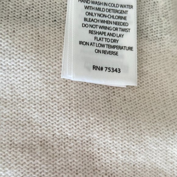 NWT TAHARI 100% 2- PLY CASHMERE Sweater Whole Cut Sleeve V- Neck Pearl Large - Picture 4 of 5